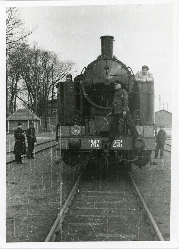 Manöövritankvedur Mtk 251 proovisõidu ajal Raasiku jaamas, kevad 1939, foto: Georgi Dementjev