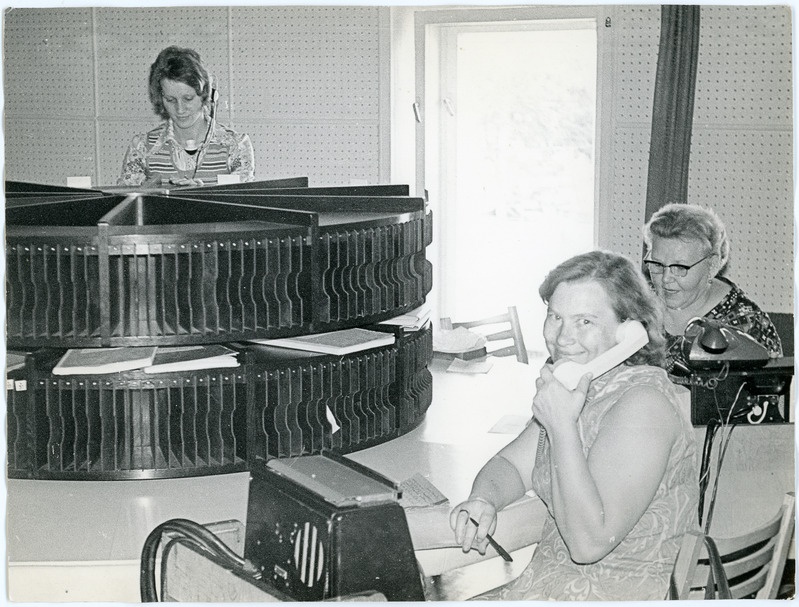 Töötajad Tallinn-Balti vaksali tsentraliseeritud piletimüügi dispetšerpunktis töötamas, 7. juuli 1975, foto: Mihkel Ollino