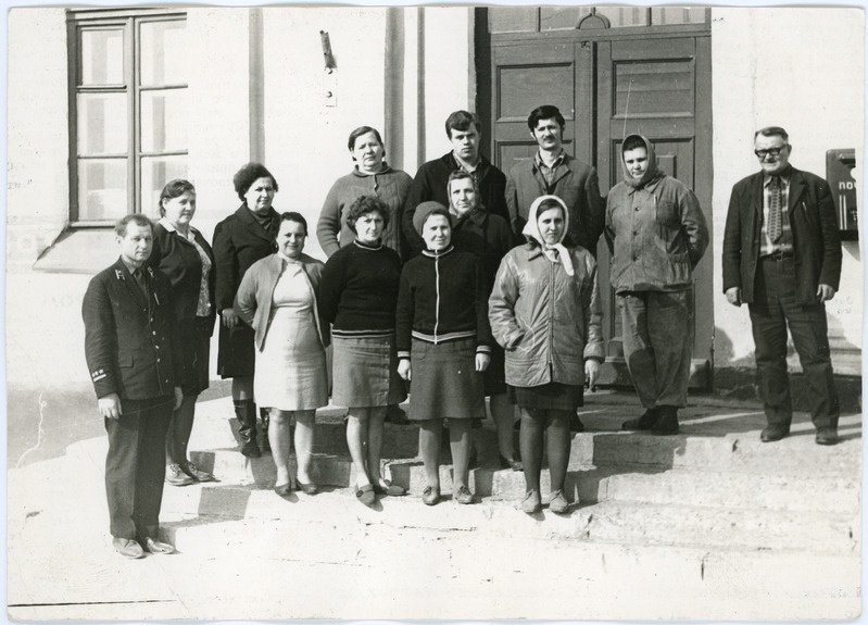 Jõhvi jaama töötajad, paremalt esimene jaamaülem A. Lobanov, 4. aprill 1974, foto: Mihkel Ollino