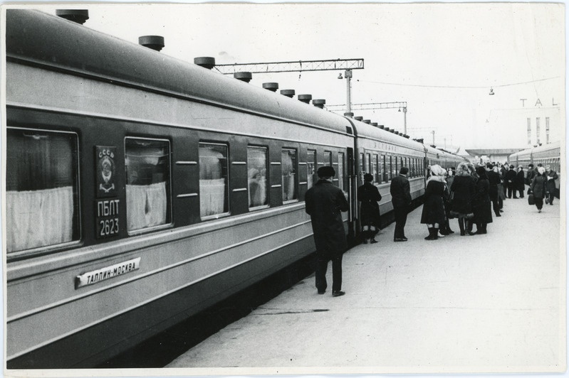 Esindusrong Estonia (Tallinn-Moskva) Tallinnas Balti jaamas, reisijad perroonil, 1970. aastad