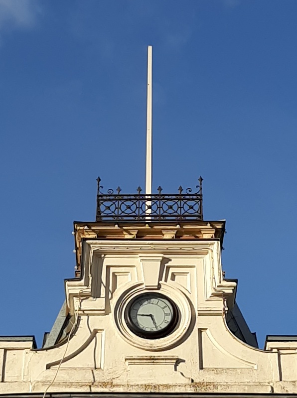 Haapsalu jaama töötajad NSV Liidu Ülemnõukogu valimiste puhul ehitud jaamahoone kellatornis, märts 1654 rephoto