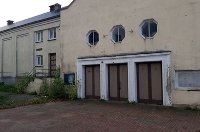 Foto. Haapsalu töötud abiraha järjekorras kino "Kungla" ees. Kevad 1993.a. Mustvalge. rephoto