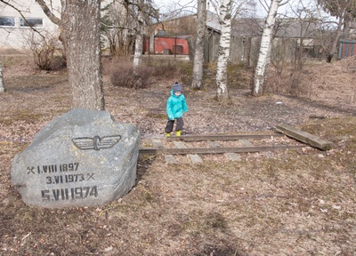 Vaade kitsarööpmelise raudtee mälestusmärgile Viljandis, 1984 rephoto