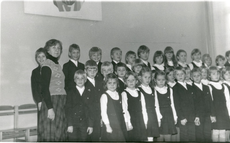 Iisaku KK mudilaskoor 1986. a õp. Laine Nimvitski juhatusel