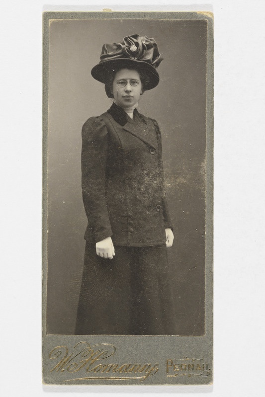 Naise rõivastus 1910. a. - pildil Amilde Mannere