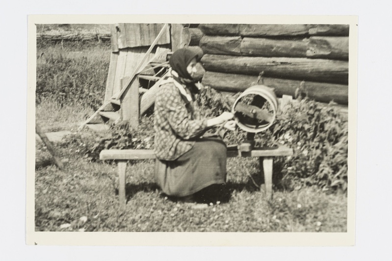Lõnga kehale ajamine, "tarvikkole langan kerima". Zalesje (Metsantaga) k