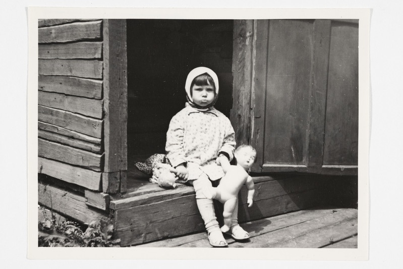 Lena Krainova (5) nukkudega mängimas. Mossejevskoje k