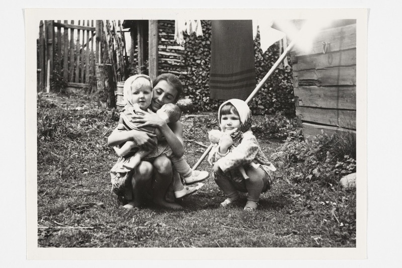 Larissa Simonova (13), Lena Krainova (5) ja Olja Manžina (2) õuel mängimas. Mossejevskoje k