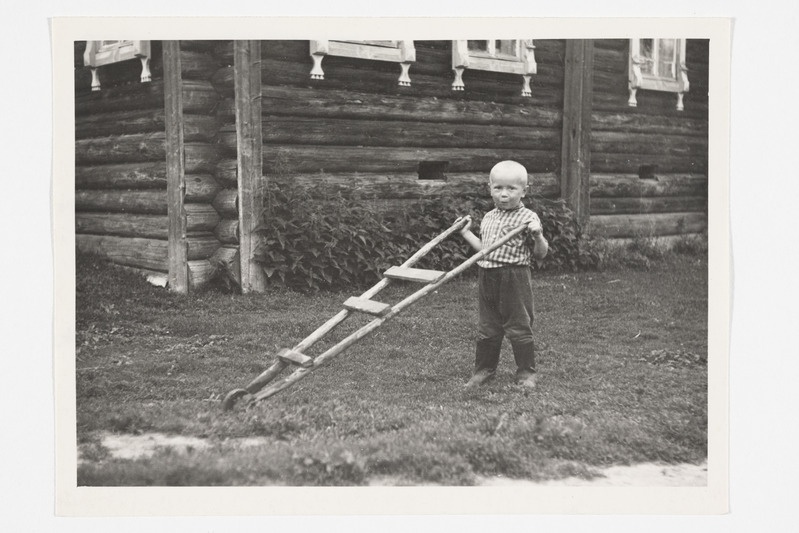 Serjoža Remilov (6) mängukäruga. Uljanihha k