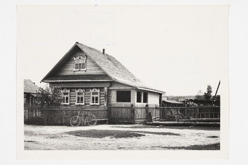 Elamu (eh. 1958), veranda ehitamisel, omanik A. V. Kljukuškin. Tšurilkovo k