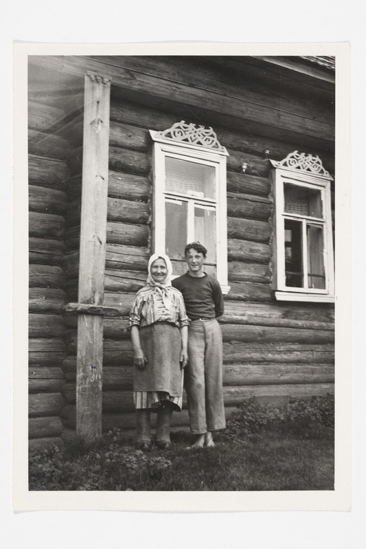M. A. Gurina (72) koos oma tütrepoja Igor Kolõmaginiga (14) elamu ees. Tšurilkova k