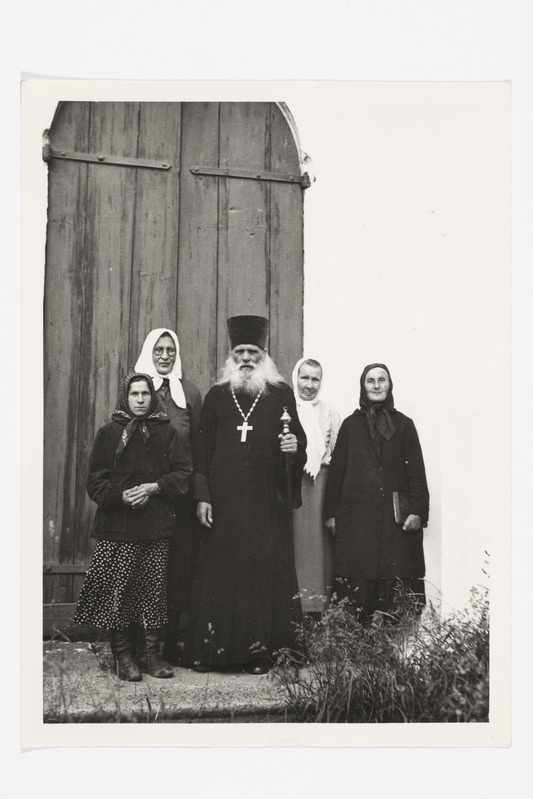 Tšamerovo kiriku papp Mihhail Sergejevitš Damilovtsev koos abilistega