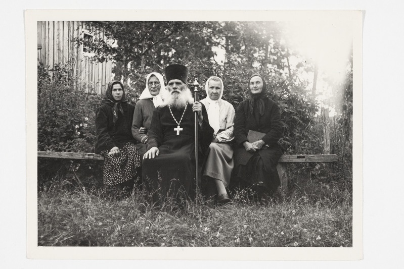 Tšamerovo kiriku papp Mihhail Sergejevitš Damilovtsev koos abilistega