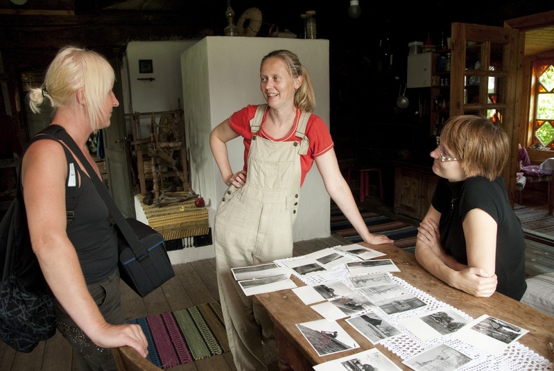 Marju Tamm näitamas Ulase talu vanu fotosid