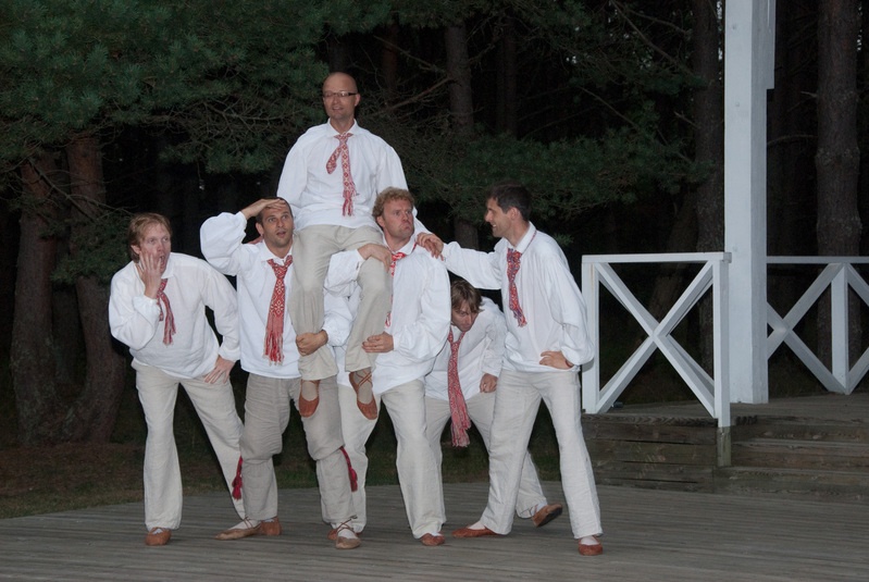 Rahvatantsurühm Tuurit-tuurit Hullo küla simmanil