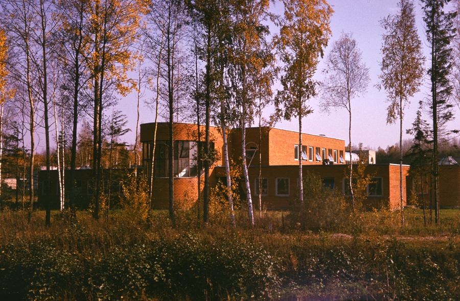 Kirovi NKK Omedu keskuse haldushoone, välivaade läbi puudesalu. Arhitekt Ado Eigi