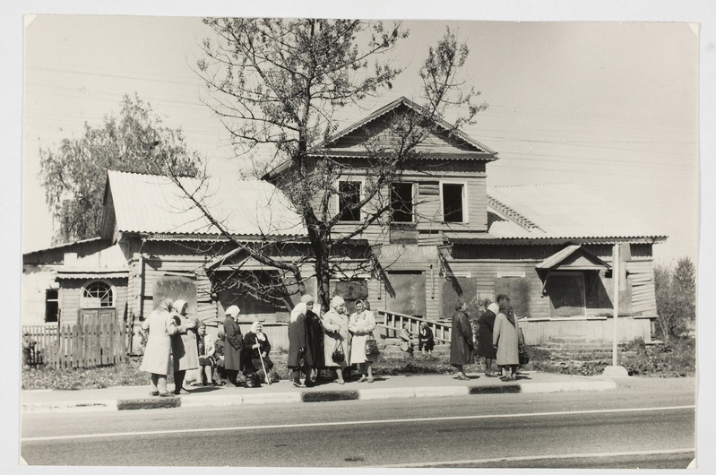 Kirikulised bussi ootamas.