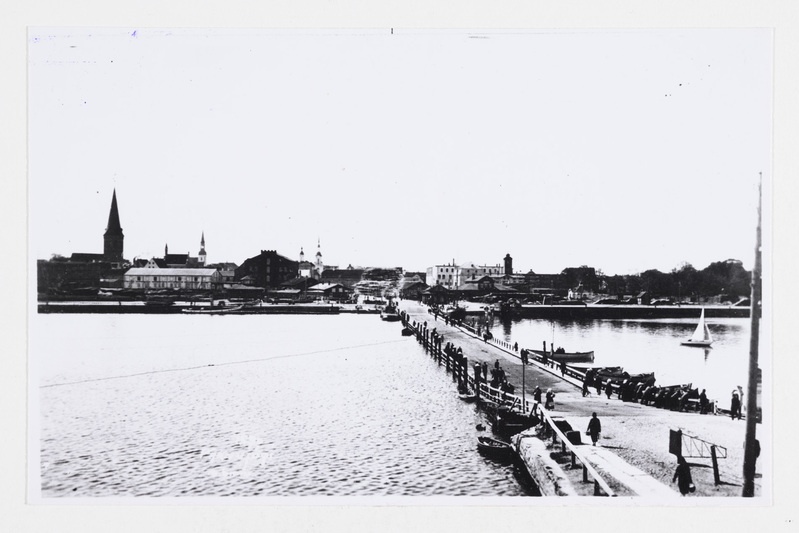 Pärnu sild, tagaplaanil linn (foto 1920. aastast)