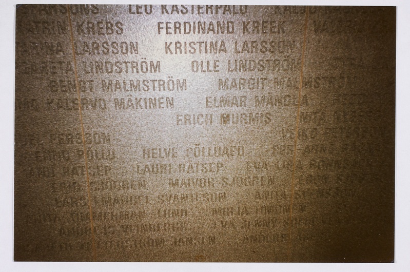 Parvlaeval Estonia hukkunute nimed mälestustahvlil.