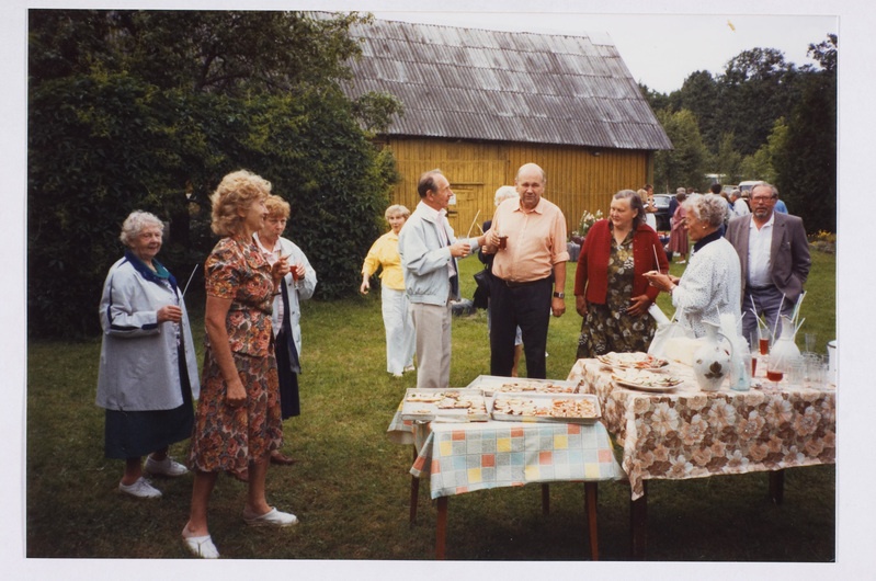 Rootsis elav endine Kurkse elanik Jüri Rehe oma lapsepõlvekodu juures