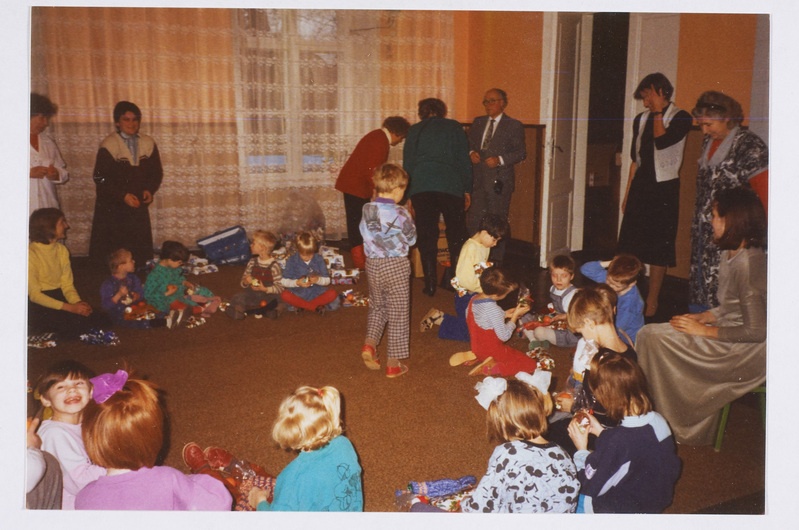 Lapsed jõulupakke avamas