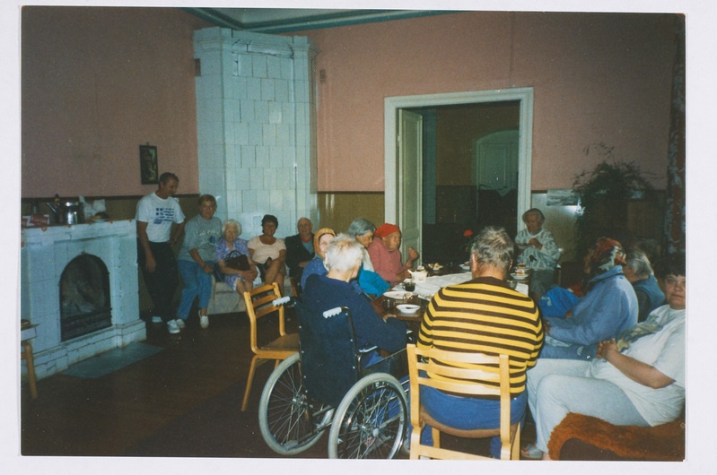 Hellenurme hooldekodu elanikud kohvilauas