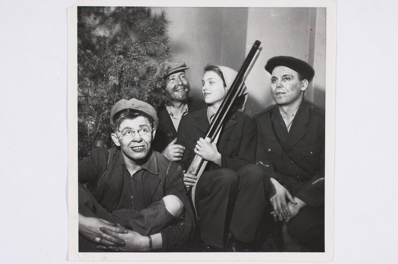 Kumla Eesti Seltsi näitlejad etenduses "Metsalõuka mehed"