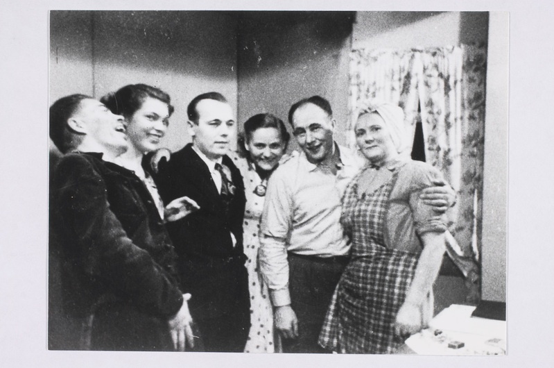 Kumla Eesti Seltsi näitlejad etenduses "Säärane mulk"