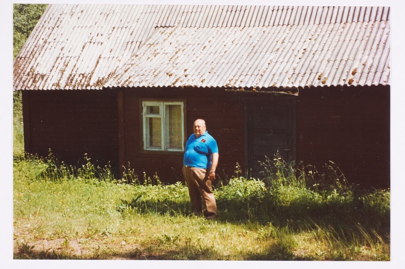 Arnold Kilk oma sünnikodu juures Otepääl Pühajärve ääres Kitsemäe talus.