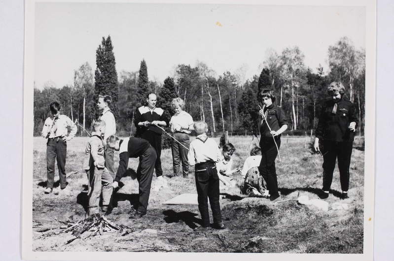 Vorstide küpsetamine lõkkel pärast Kumla lipkonna "Vambola" 15 km orienteerumist Hagebergi mõisa maadel