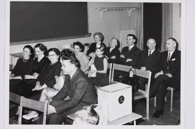 Külalised vaatamas näidendit Eesti Vabariigi aastapäeva peol Kumlas