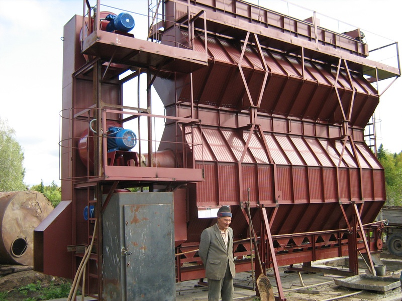 Viljakuivati (?) Vambola külas. Tomski oblasti Zõrjanski rajooni eesti asundus Vambola. Pildil tõenäoliselt Ervin Kruze, kes oli pikaajaline Vambola külas asuva V. Kingissepa kolhoosi esimees