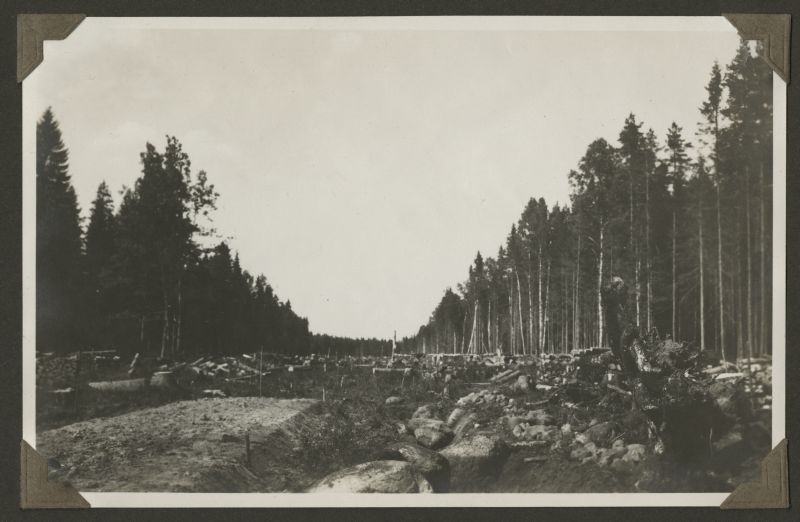 Suurte kividega kõvas maas alustatud kraav muldkeha kõrval 49.klm