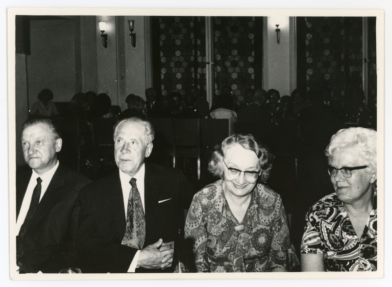 Paula Palmeos seltskonnas TÜ vanas kohvikus, 1968?