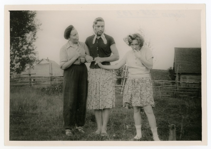 "Perekond" Jakonovos, juuli 1957. Vasakult Laine Järve, Mart Ollisaar ja Ellen Noot