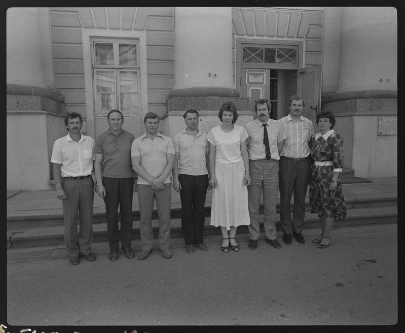 Tartu ülikooli kehakultuuriteaduskonna 60. aastapäev. Vilistlaste grupid ülikooli peahoone ees. 30. mai 1988. a.