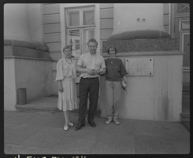 Tartu ülikooli kehakultuuriteaduskonna 60. aastapäev. Vilistlaste grupid ülikooli peahoone ees. 30. mai 1988. a.