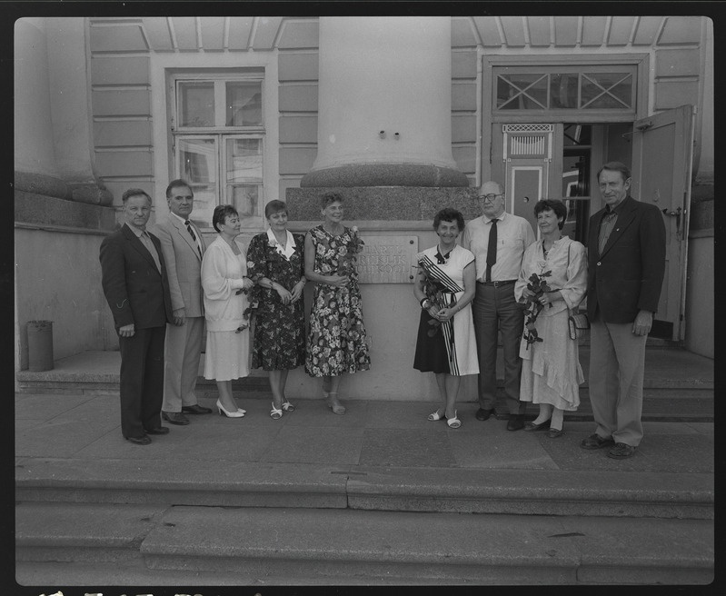 Tartu ülikooli kehakultuuriteaduskonna 60. aastapäev. Vilistlaste grupid ülikooli peahoone ees. 30. mai 1988. a.