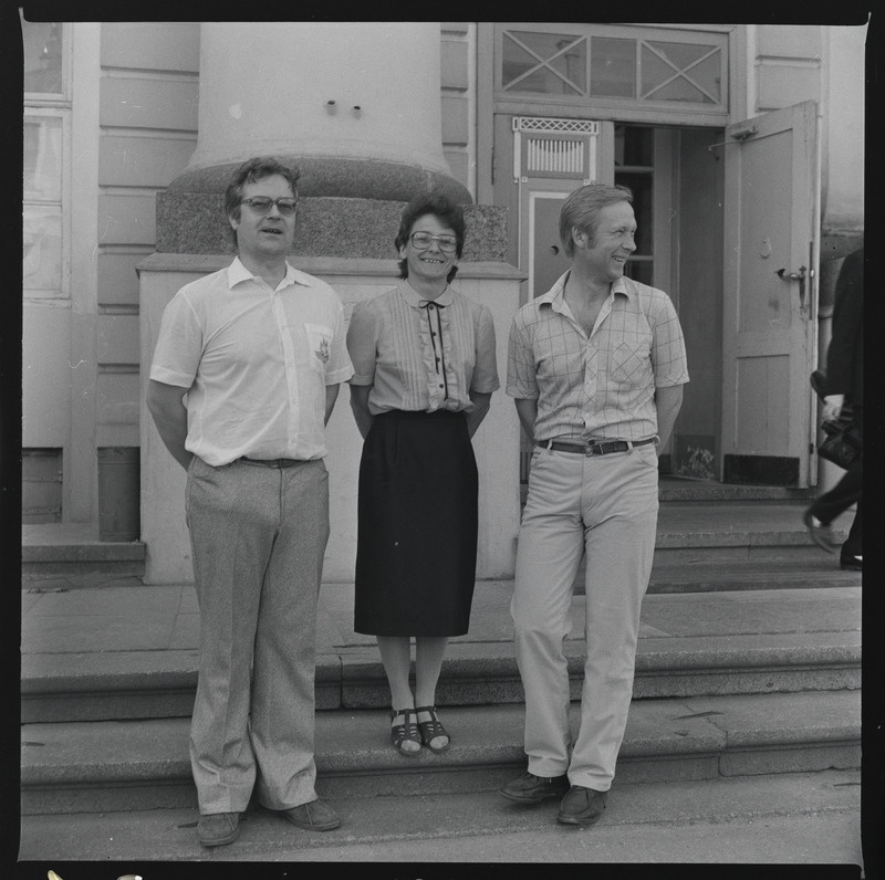 Tartu ülikooli kehakultuuriteaduskonna 60. aastapäev. Vilistlaste grupid ülikooli peahoone ees. 30. mai 1988. a.