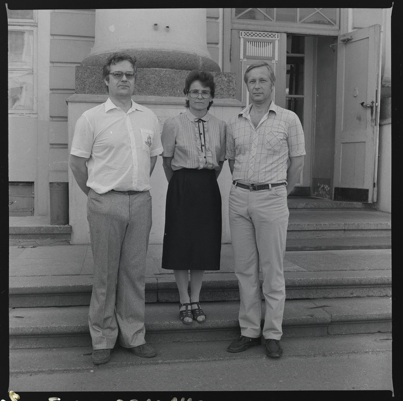 Tartu ülikooli kehakultuuriteaduskonna 60. aastapäev. Vilistlaste grupid ülikooli peahoone ees. 30. mai 1988. a.