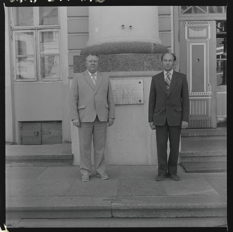 Tartu ülikooli kehakultuuriteaduskonna 60. aastapäev. Vilistlaste grupid ülikooli peahoone ees. 30. mai 1988. a.