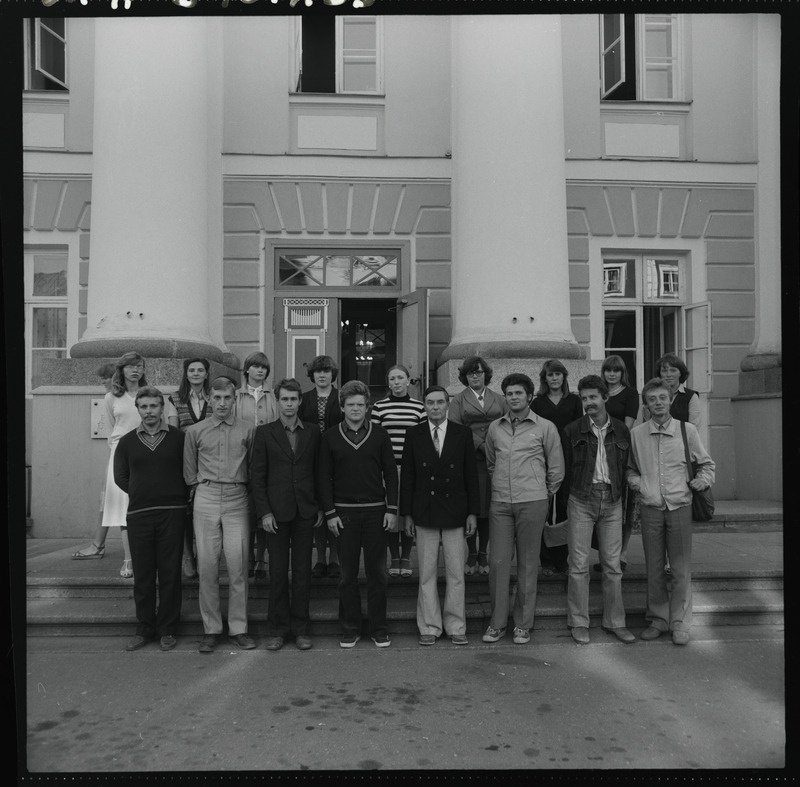 Tartu ülikooli ajalooteaduskonna avaaktus, ajaloo üliõpilaste grupipilt. 1. september 1983. a.