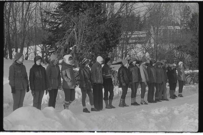 Tartu ülikooli majandusteaduskonna üliõpilased Käärikul puhkelaagris. Veebruar 1976. a.