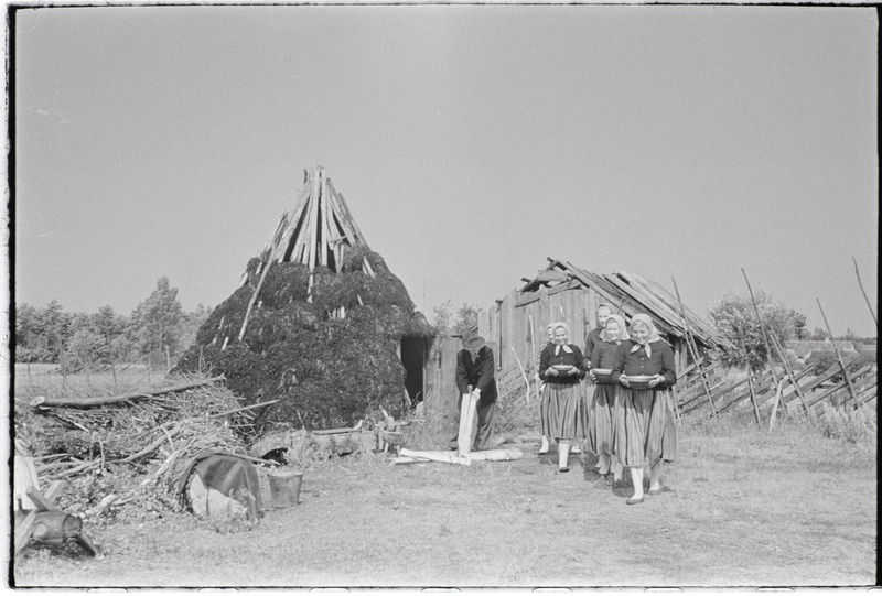 Filmi "Kihnu pulmakombed" filmimise ajal tehtud fotod. 1953.-1956. a.