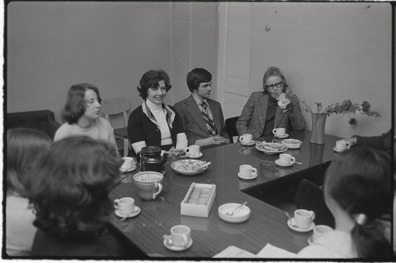 Vene keele olümpiaadi võitjad Tartu ülikoolis vene keele? kateedris. Mai 1977. a.