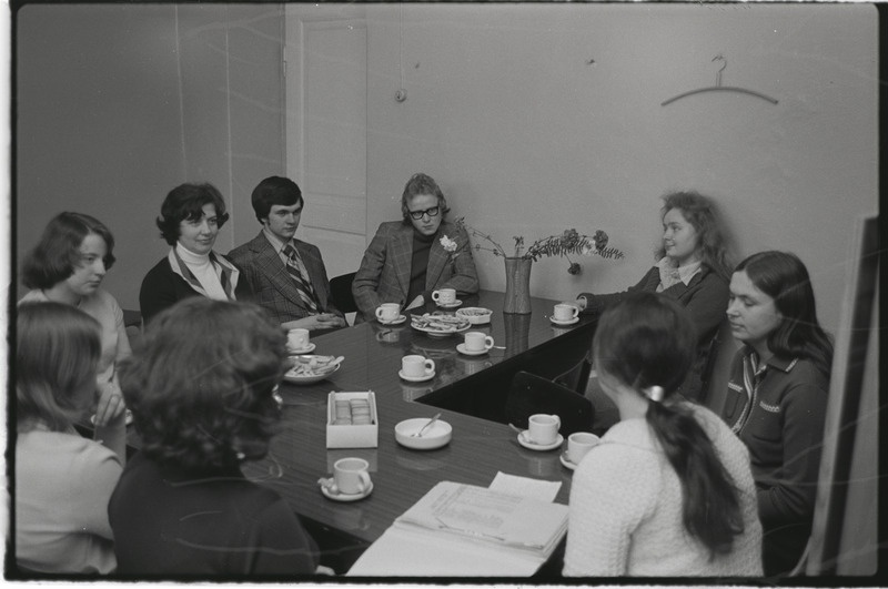 Vene keele olümpiaadi võitjad Tartu ülikoolis vene keele? kateedris. Mai 1977. a.