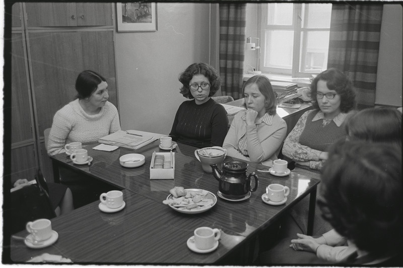 Vene keele olümpiaadi võitjad Tartu ülikoolis vene keele? kateedris. Mai 1977. a.