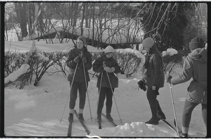 Tartu ülikooli majandusteaduskonna üliõpilased Käärikul puhkelaagris. Veebruar 1976. a.