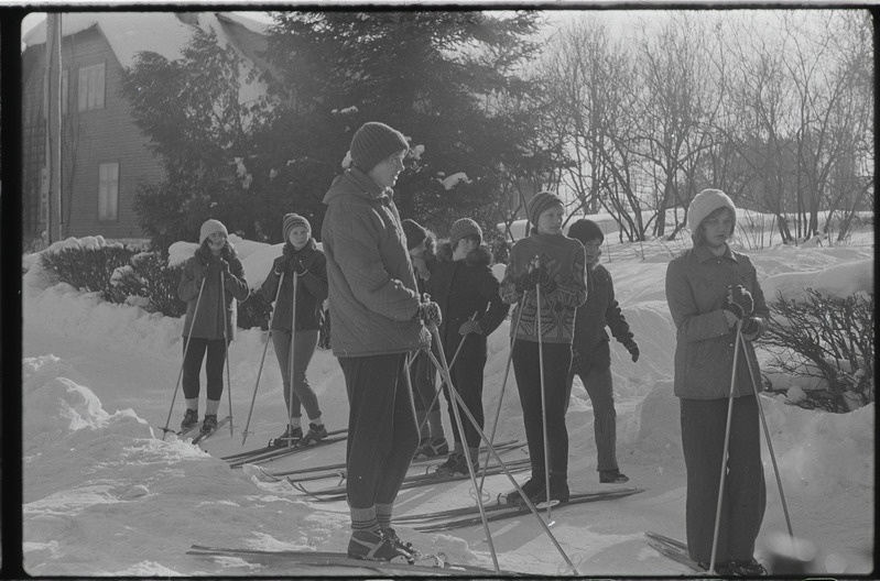 Tartu ülikooli majandusteaduskonna üliõpilased Käärikul puhkelaagris. Veebruar 1976. a.