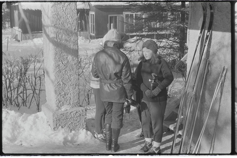 Tartu ülikooli majandusteaduskonna üliõpilased Käärikul puhkelaagris. Veebruar 1976. a.